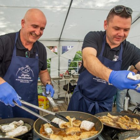 Zdjęcie zapraszające do Mikołajek na coroczną imprezę Mazurski Festiwal Rybny „Rybkę na zdrowie” Mikołajki.  