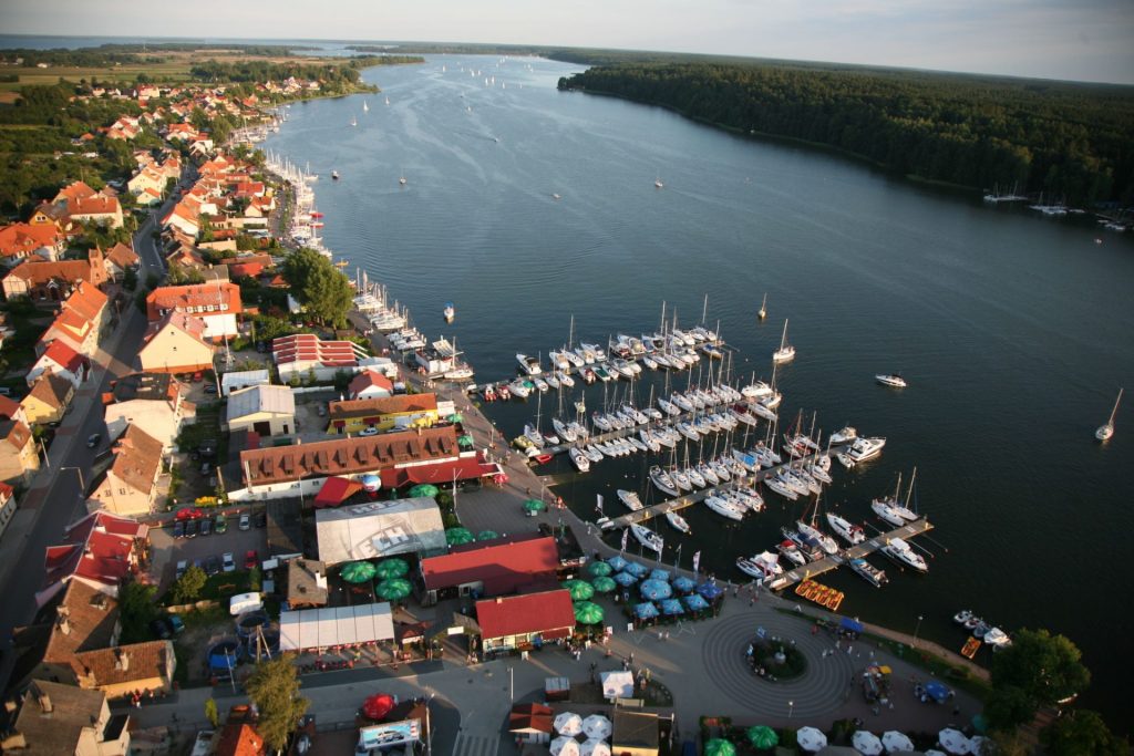 Mikołajki panorama miasta z lotu ptaka. Na zdjęciu centrum miasta z przystanią żeglarską. 