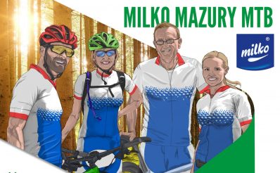 Plakat graficzny zapraszający do Iławy na 1 Etap wyścigu Milko Mazury MTB - Iława 2021 „Wyścig Pięciu Jezior”. Na plakacie w postaci graficznej cztery osoby, dwie kobiety i dwóch mężczyzn ubranych w sportowe stroje zapraszające na imprezę sportową.