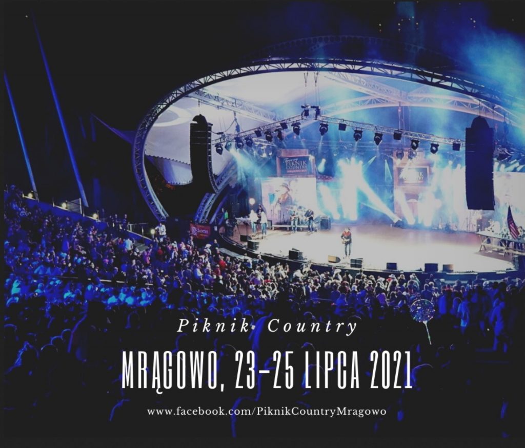 Plakat zapraszający do Mrągowa na 40. edycję Pikniku Country Mrągowo - 2021. Na plakacie zdjęcie sceny w amfiteatrze festiwalowym nad jeziorem Czos, podczas koncertu muzyki cuntry.  