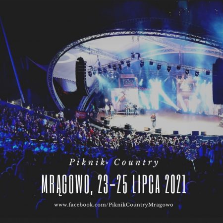 Plakat zapraszający do Mrągowa na 40. edycję Pikniku Country Mrągowo - 2021. Na plakacie zdjęcie sceny w amfiteatrze festiwalowym nad jeziorem Czos, podczas koncertu muzyki cuntry.  