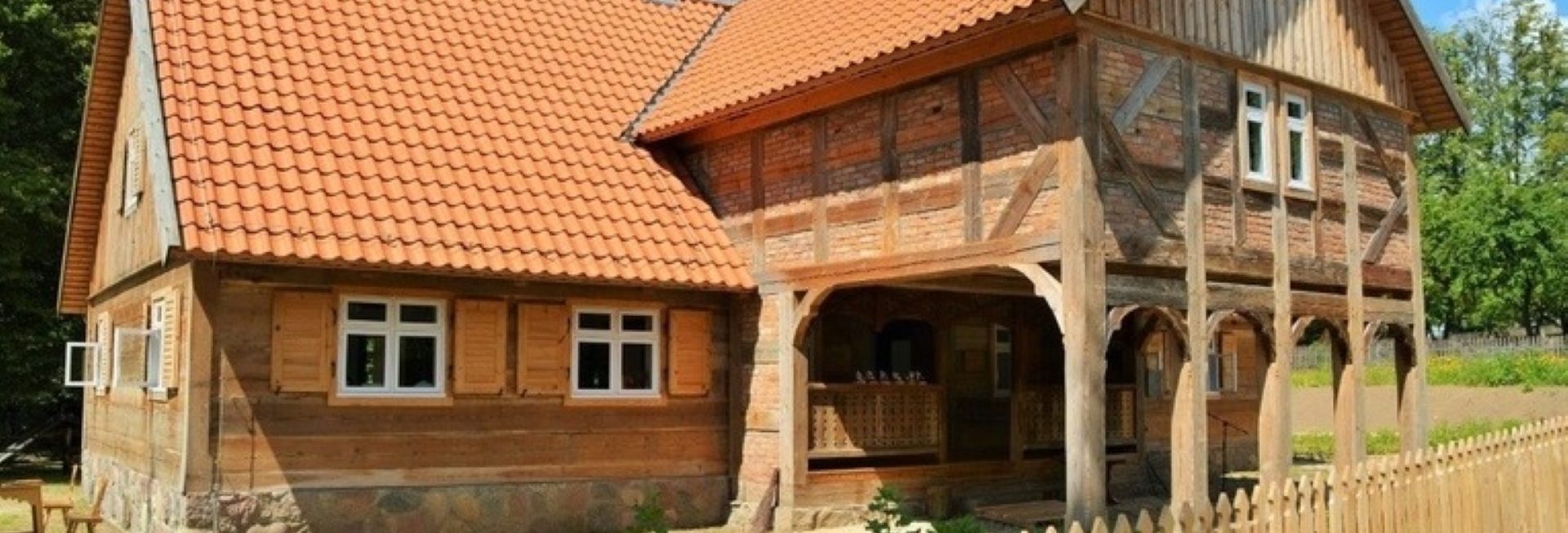 Muzeum Budownictwa Ludowego - Skansen w Olsztynku. Na zdjęciu zabytkowa chata z drewna.  
