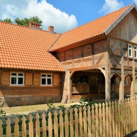 Muzeum Budownictwa Ludowego - Skansen w Olsztynku. Na zdjęciu zabytkowa chata z drewna.  