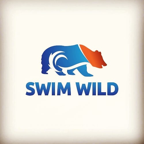 Plakat graficzny zapraszający do miejscowości Wejsuny na 3. edycję Maratonu Pływackiego Wejsuny - 2021. Na plakacie o białym tle logo o kształcie niedźwiedzia. 