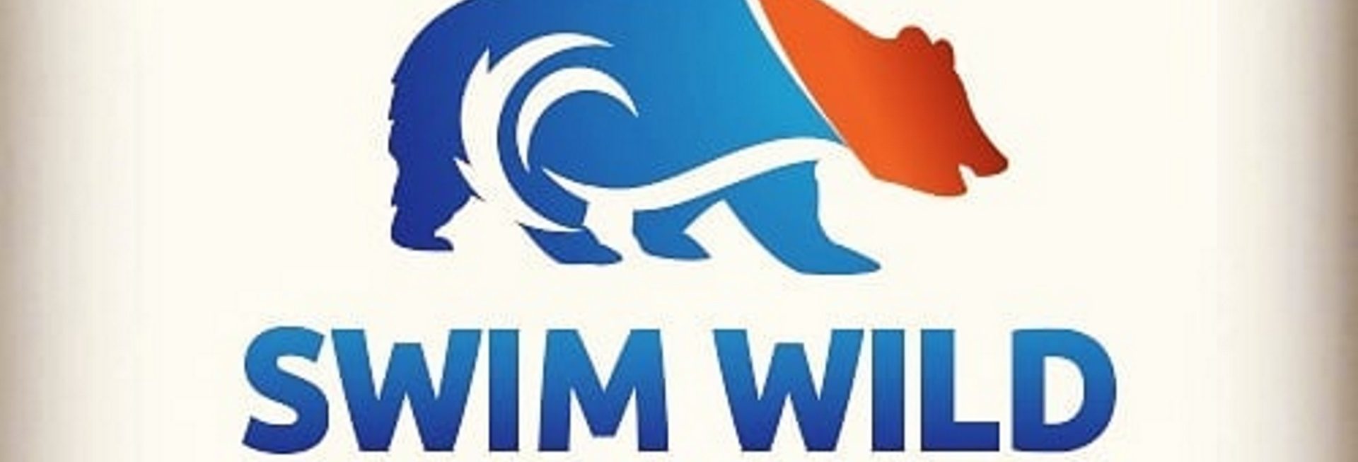 Plakat graficzny zapraszający do miejscowości Wejsuny na 3. edycję Maratonu Pływackiego Wejsuny - 2021. Na plakacie o białym tle logo o kształcie niedźwiedzia. 