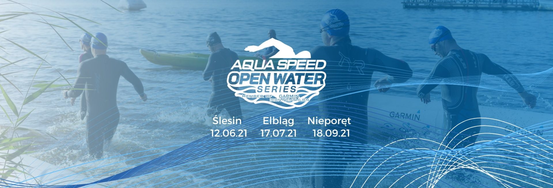 Plakat zdjęcie zapraszające do Elbląga na imprezę sportową AQUA SPEED Open Water Series Elbląg 2021. Na zdjęciu zawodnicy startujący w zawodach wbiegający do wody. 