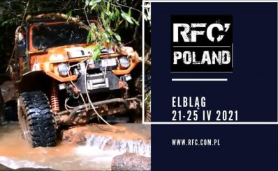 Plakat zapraszający do Elbląga na imprezę motoryzacyjną Rainforest Challenge RFC Poland - Elbląg 2021. Na zdjęciu samochód terenowy pokonujący wodne przeszkody.