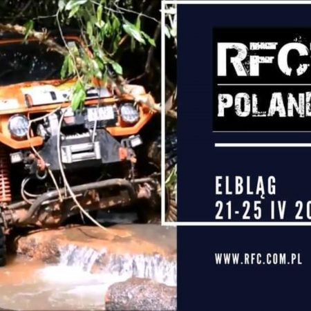 Plakat zapraszający do Elbląga na imprezę motoryzacyjną Rainforest Challenge RFC Poland - Elbląg 2021. Na zdjęciu samochód terenowy pokonujący wodne przeszkody.  