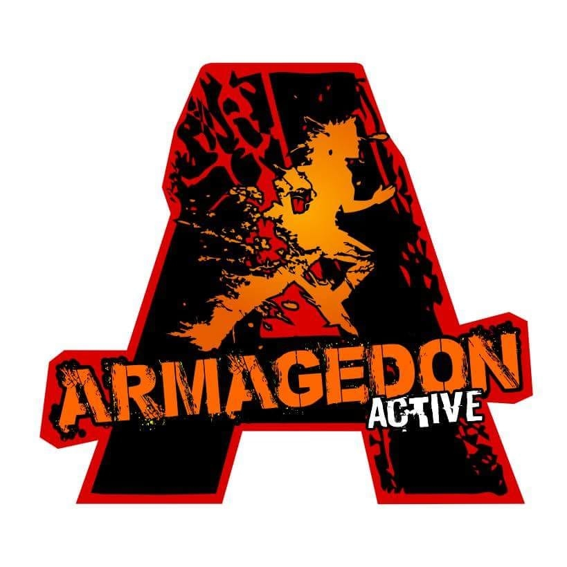 Plakat graficzny zapraszający do Iławy na imprezę sportową Armagedon Active - Iława 2021. Plakat to logo w kształcie litera A w środku biegnąca postać.    