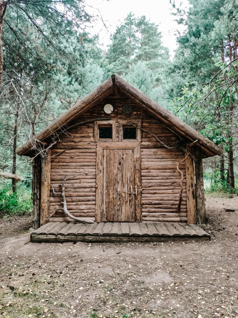 Chata traperska w środku lasu w Republice Ściborskiej.
