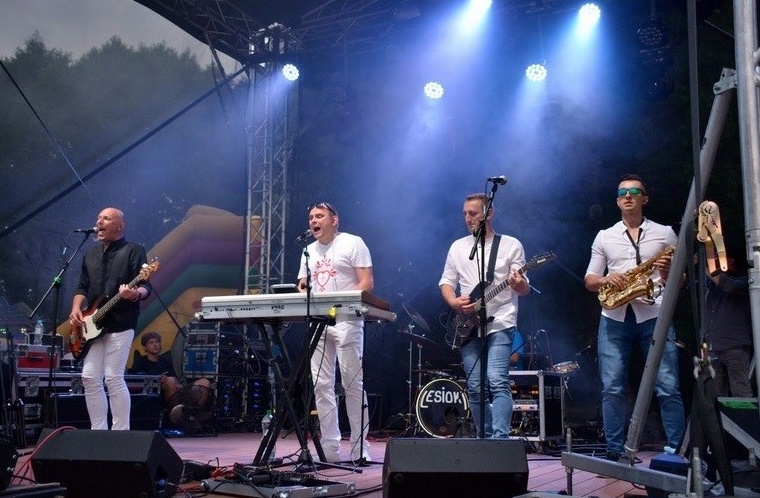Zdjęcie z koncert organizowanego podczas dni Zalewa. Na zdjęciu zespół muzyczny występujący na scenie.  