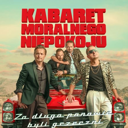 Zdjęcie - plakat zapraszający na występ Kabaretu Moralnego Niepokoju. Na plakacie czterech członków Kabaretu.     