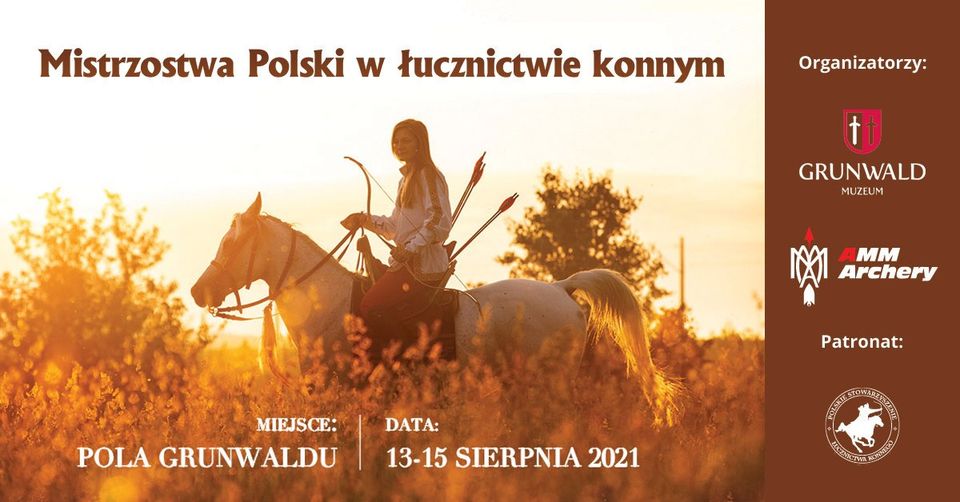 Plakat zapraszający do Grunwaldu na zawody Mistrzostwa Polski w Łucznictwie Konnym - Grunwald 2021. Na plakacie zdjęcie łuczniczki na koniu przy zachodzie słońca. 