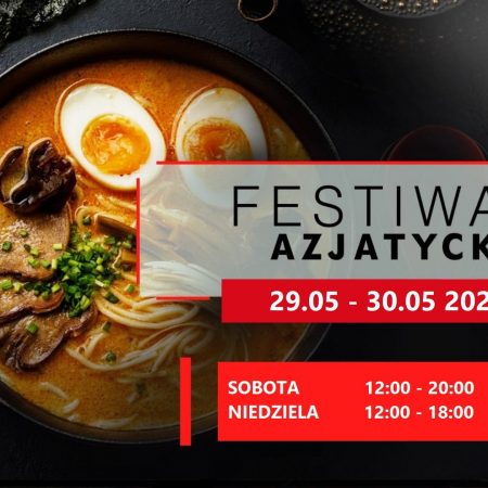 Plakat graficzny zapraszający do Mrągowa na Festiwal Kuchni Azjatyckiej - Mrągowo 2021. Na plakacie zdjęcie potrawy azjatyckiej oraz napisy zapraszające na festiwal.