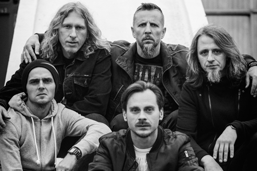 Zdjęcie zespołu Luxtorpeda. Na czarno-białym zdjęciu widzimy pięciu członków zespołu. 