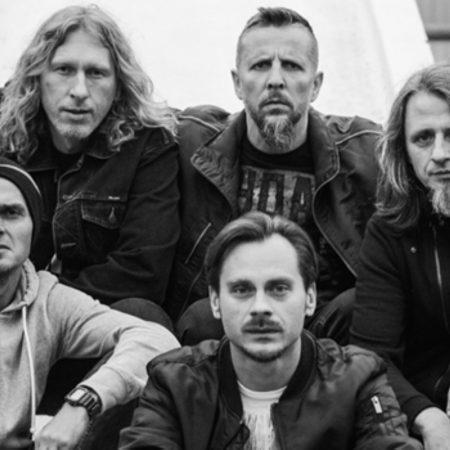 Zdjęcie zespołu Luxtorpeda. Na czarno-białym zdjęciu widzimy pięciu członków zespołu. 