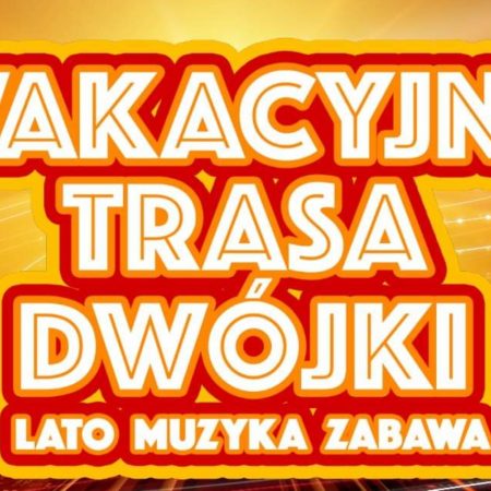 Plakat graficzny zapraszający do Mrągowa na koncert "Lato muzyka zabawa" Wakacyjna Trasa Dwójki - Mrągowo 2021. Na plakacie napisy na pomarańczowym tle.