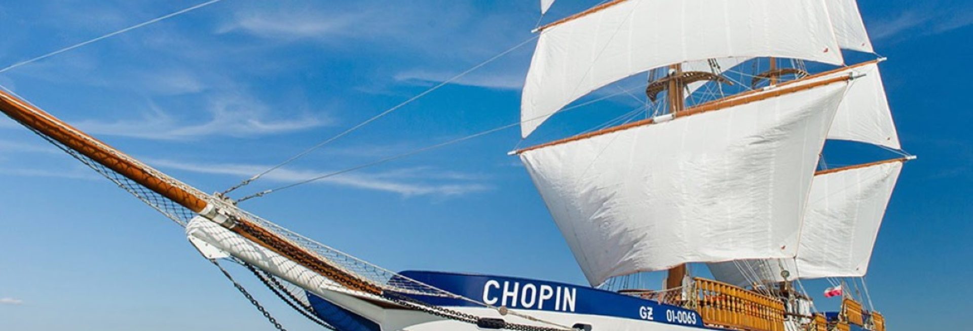 Zdjęcie statku Chopin podczas rejsu na Wielkich Jeziorach Mazurskich. 