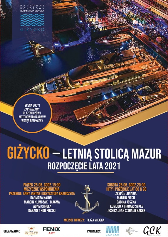 Plakat graficzny zapraszający do Giżycka na dwudniową imprezę, Rozpoczęcie lata 2021 – GIŻYCKO – letnią stolicą Mazur. Na plakacie zdjęcie dwóch jachtów przycumowanych w nocy do przystani a na nabrzeżu scena i widownia podczas koncertu.  