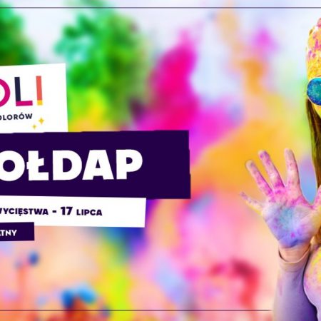 Plakat graficzny zapraszający do Gołdapi na imprezę Holi Święto Kolorów – Gołdap 2021. Na plakacie dziewczyna podczas imprezy pobrudzona różnymi kolorami.   