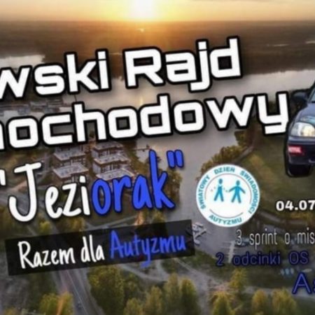 Plakat graficzny zapraszający do Iławy na pierwszą edycję Iławskiego Rajdu Samochodowego "JEZIORAK" - Razem dla Autyzmu Iława 2021. Na plakacie zdjęcie samochodu rajdowego na tle panoramy miasta. 