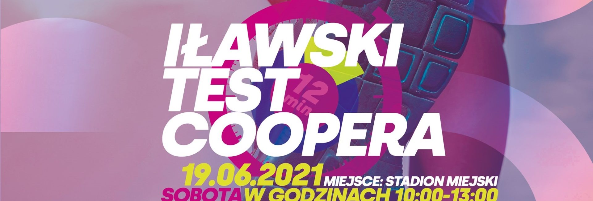 Plakat graficzny zapraszający do Iławy na zawody Iławski Test Coopera - Iława 2021. Na zdjęciu nogi biegacza oraz napisy zapraszające na zawody.  