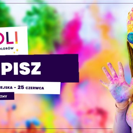 Plakat graficzny zapraszający do Pisza na imprezę Holi Święto Kolorów – Pisz 2021. Na plakacie widzimy dziewczynę - uczestniczkę imprezy całą ubrudzoną w kolorowym proszku.  