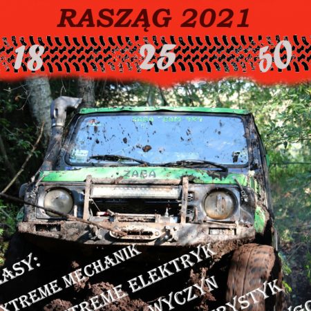 Plakat graficzny zapraszający do miejscowości Rasząg w gminie Biskupiec na rajd Przeprawę o Puchar Sołtysa – Rasząg 2021. Na plakacie zdjęcie samochodu terenowego pokonującego błotnistą drogę w lesie.
