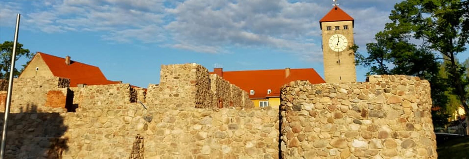 Odnowione ruiny Zamku Krzyżackiego w Szczytnie.