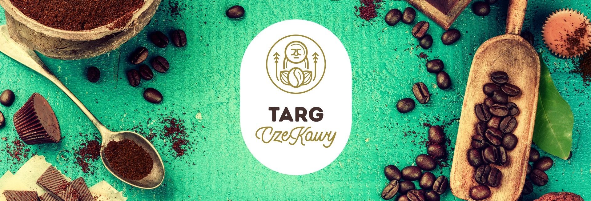 Plakat graficzny zapraszający do Dobrego Miasta na inicjatywę zainicjowaną inspiracją kawy i czekolady - Targ CzeKawy Dobre Miasto 2021. Na zdjęciu ziarna kawy rozsypane na stole obok filiżanki i łyżeczek. 