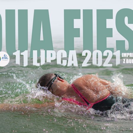 Plakat graficzny zapraszający do Ełku na imprezę sportową Aqua Fiesta - Ełk 2021. Na plakacie widzimy zawodnika płynącego podczas zawodów. 
