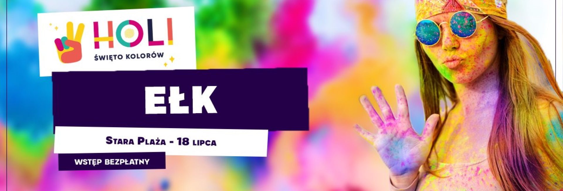 Plakat graficzny zapraszający do Ełku na imprezę Holi Święto Kolorów – Ełk 2021. Na plakacie widzimy dziewczynę - uczestniczkę imprezy całą ubrudzoną w kolorowym proszku.  