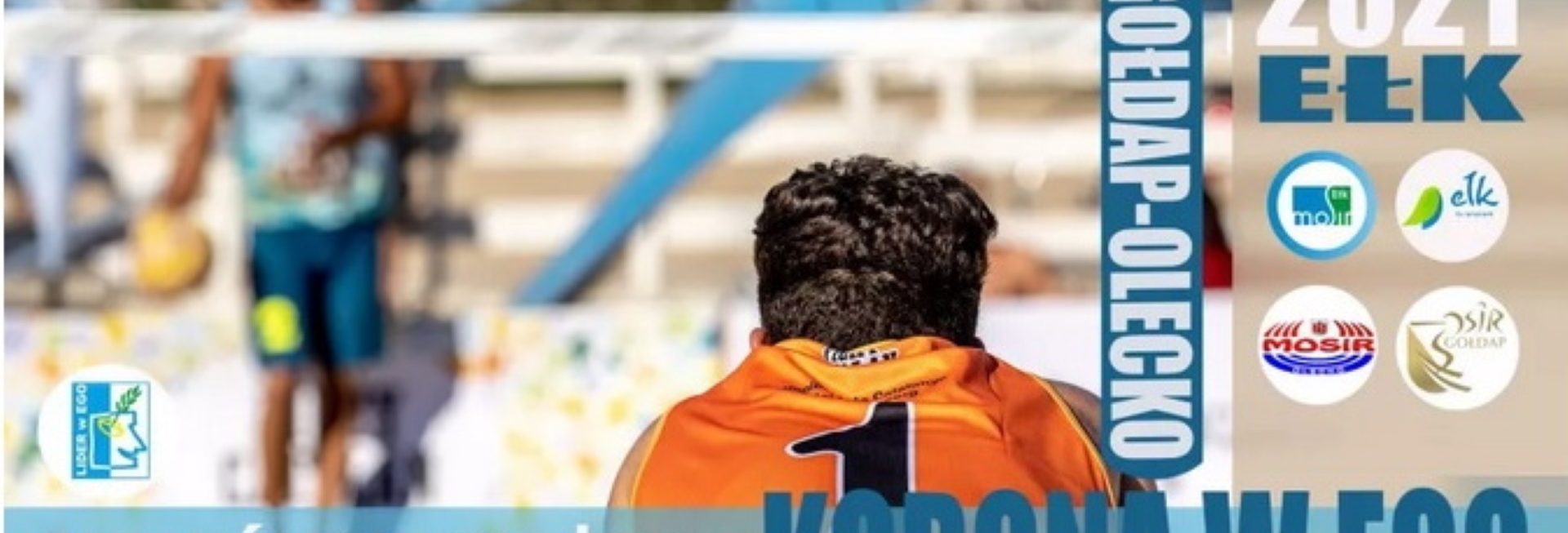 Plakat graficzny zapraszający do Ełku na zawody sportowe Turniej Siatkówki Plażowej Mężczyzn - Korona w EGO Ełk 2021. Na zdjęciu widzimy zawodnika podczas gry w siatkę plażową.