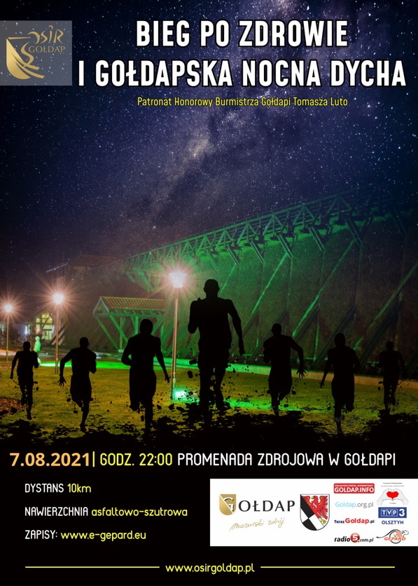 Plakat graficzny zapraszający do Gołdapi na 1. edycję Biegu Po Zdrowie – Gołdapska Nocna Dycha 2021. Na plakacie napisy na tle zdjęcia tężni nocą oraz biegnące sylwetki sportowców. 