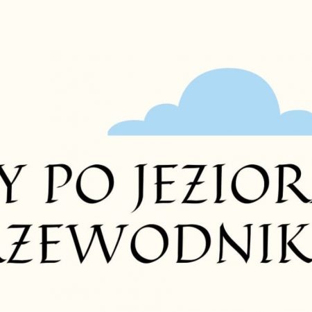 Plakat graficzny zapraszający do Iławy na cotygodniowy rejs po Jezioraku z Przewodnikiem - Iława 2021. Na plakacie na białym tle napis "Rejsy po Jezioraku z Przewodnikiem".