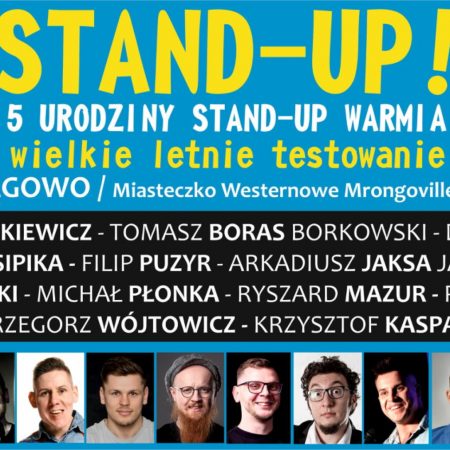 Plakat graficzny zapraszający w sobotę do Mrągowa na 5. Urodziny STAND-UP WARMIA - Mrągowo 2021. Na plakacie zdjęcia komików oraz napisy zapraszające na występy. 