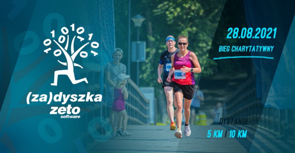 Plakat graficzny zapraszający do Olsztyna nad brzeg jeziora Długiego na 2. edycję Charytatywnego Biegu Zadyszka Zeto Software - Olsztyn 2021. Na plakacie widzimy zdjęcie biegnących zawodników po kładce nad jeziorem Długim oraz napisy zapraszające na zawody. 