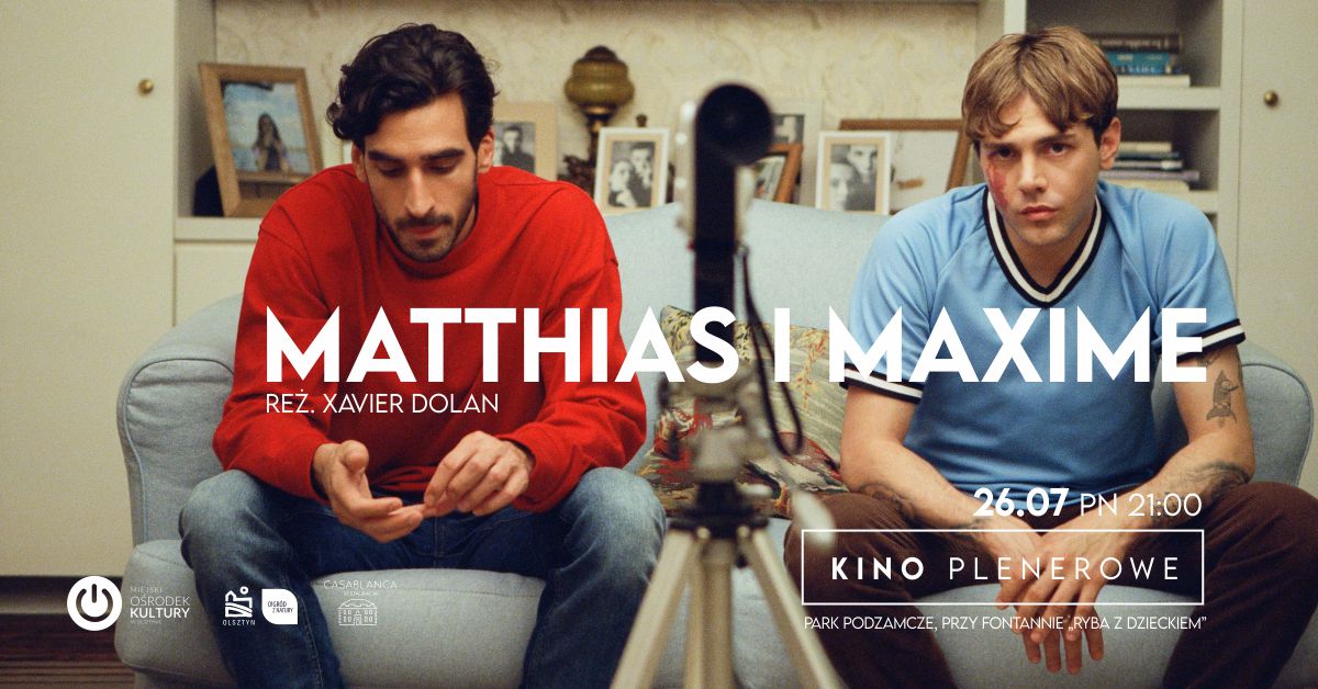 Zdjęcie z filmu „Matthias i Maxime” w reżyserii Xaviera Dolana w ramach Kina Plenerowego Olsztyn 2021. Na zdjęciu siedzący dwaj aktorzy. 