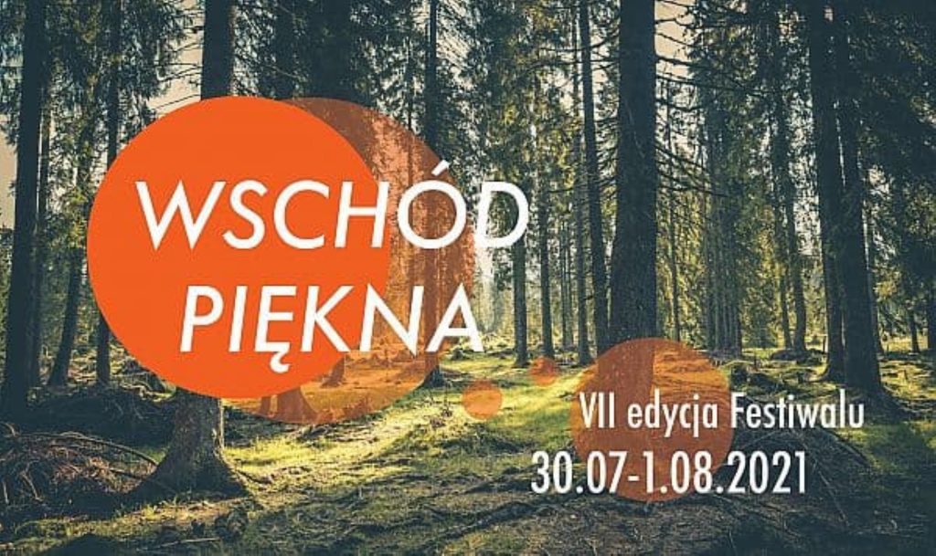 Plakat graficzny zapraszający do Muzeum Budownictwa Ludowego w Olsztynku na 7. edycję Festivalu Wschód Piękna - Olsztynek Skansen 2021. Tłem plakatu jest zdjęcie lasu.  