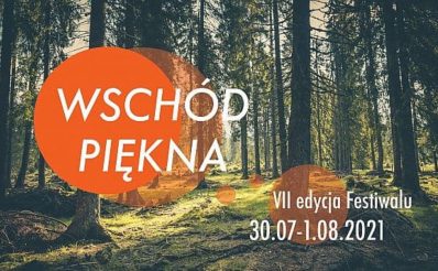 Plakat graficzny zapraszający do Muzeum Budownictwa Ludowego w Olsztynku na 7. edycję Festivalu Wschód Piękna - Olsztynek Skansen 2021. Tłem plakatu jest zdjęcie lasu.
