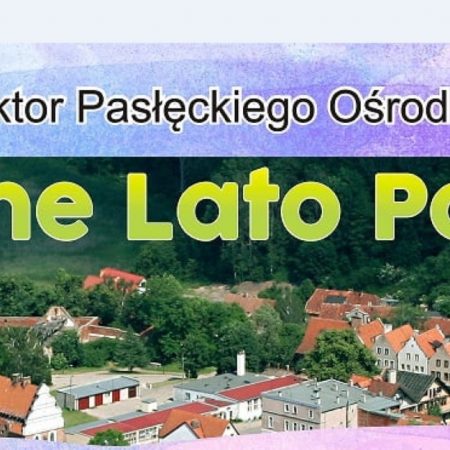 Plakat graficzny zapraszający do Pasłęka na Artystyczne Lato Pasłęk 2021. Na zdjęciu panorama miasta.  