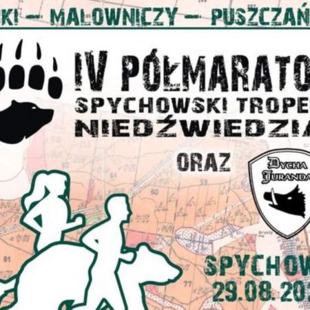 Plakat zapraszający do Spychowa na IV Półmaraton Spychowski Tropem Niedźwiedzia – Spychowo 2021. Na plakacie napisy zapraszające na imprezę oraz dwie postacie - graficzne kontury biegnących zawodników a pomiędzy nimi niedźwiedź.  