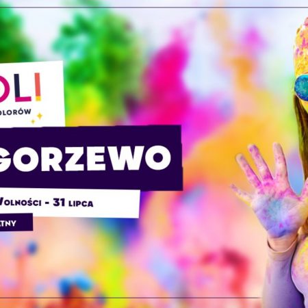 Plakat graficzny zapraszający do Węgorzewa na imprezę Holi Święto Kolorów – Węgorzewo 2021. Na plakacie widzimy dziewczynę - uczestniczkę imprezy całą ubrudzoną w kolorowym proszku.  