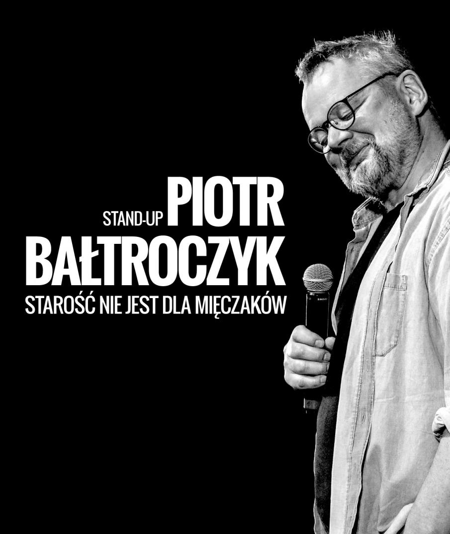 Na zdjęciu Piotr Bałtroczyk podczas występu na scenie. 