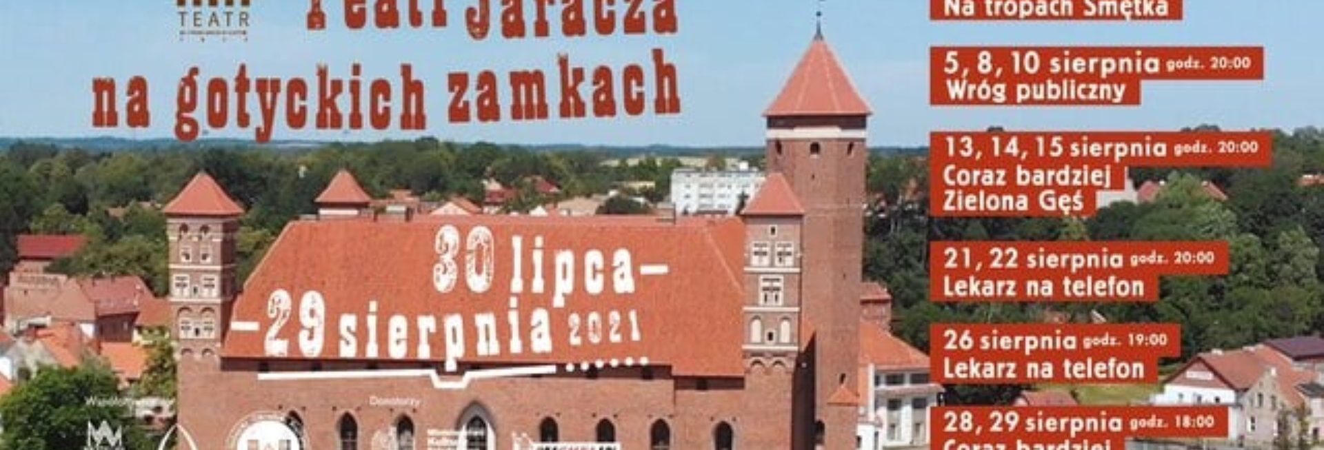 Plakat zapraszający na plenerowy spektakl teatralny przygotowany przez Teatr Jaracza w Olsztynie, Teatr na Zamku - "Coraz bardziej Zielona Gęś" - Lidzbark Warmiński 2021. Na plakacie widok Zamku w Lidzbarku Warmińskim z lotu ptaka. 