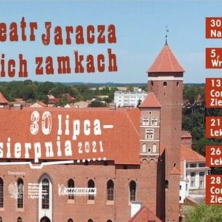 Plakat zapraszający na plenerowy spektakl teatralny przygotowany przez Teatr Jaracza w Olsztynie, Teatr na Zamku - "Coraz bardziej Zielona Gęś" - Lidzbark Warmiński 2021. Na plakacie widok Zamku w Lidzbarku Warmińskim z lotu ptaka. 