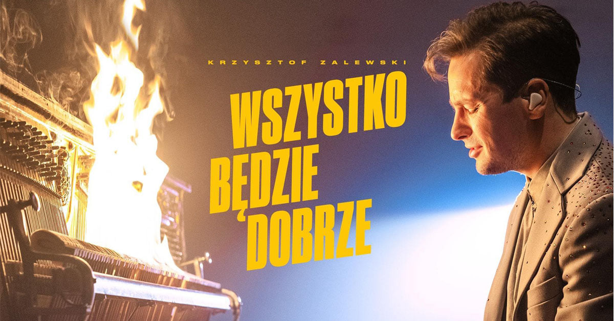 Zdjęcie zapraszające do Mrągowa na koncert Krzysztofa Zalewskiego "Wszystko będzie dobrze" - Mrągowo 2021. Na zdjęciu postać artysty podczas gry na fortepianie, który płonie. 