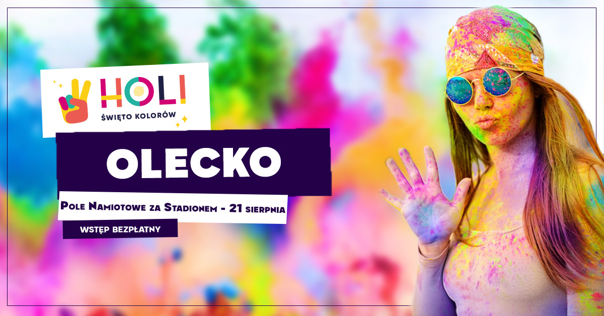 Plakat zapraszający do Olecka na imprezę Holi Święto Kolorów – Olecko 2021. Na plakacie uczestniczka imprezy ubrudzona proszkami, a w tle unoszące się nad uczestnikami imprezy kłęby dymu proszkowego.