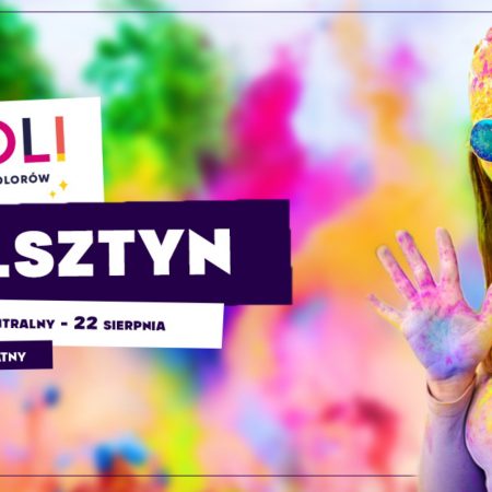 Plakat zapraszający do Olsztyna na imprezę Holi Święto Kolorów – Olsztyn 2021. Na plakacie uczestniczka imprezy ubrudzona proszkami a w tle unoszące się kłęby dymu proszkowego nad uczestnikami imprezy.   