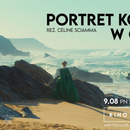 Plakat zapraszający do Olsztyna na cykliczną imprezę Kino Plenerowe Olsztyn 2021. Plakat jest zdjęciem skalistej plaży na której na której widzimy zwróconą w stronę morza kobietę. 
